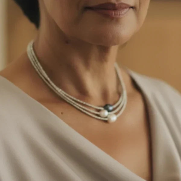 Halsband med naturpärlor