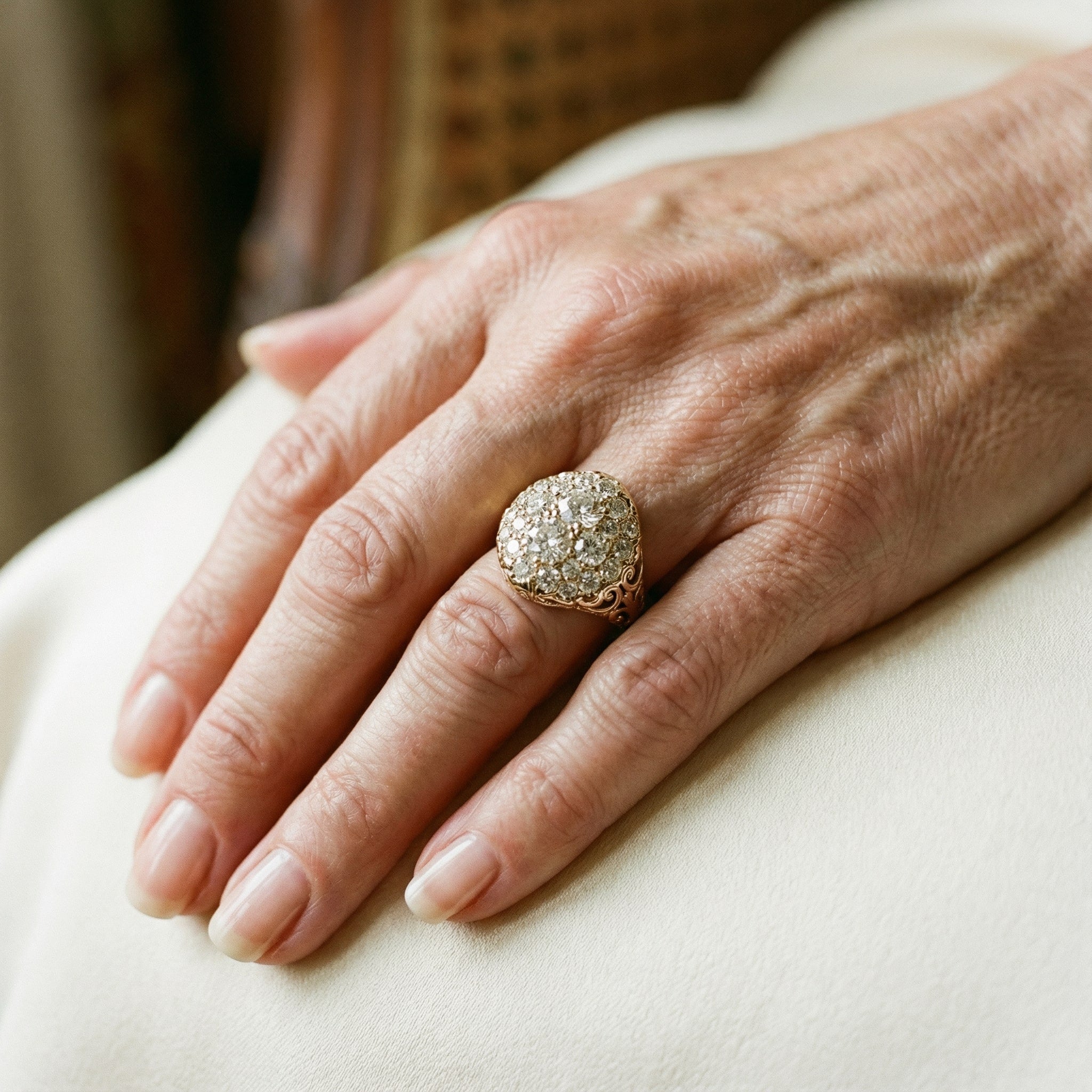 Rund vintagering i guld med diamant