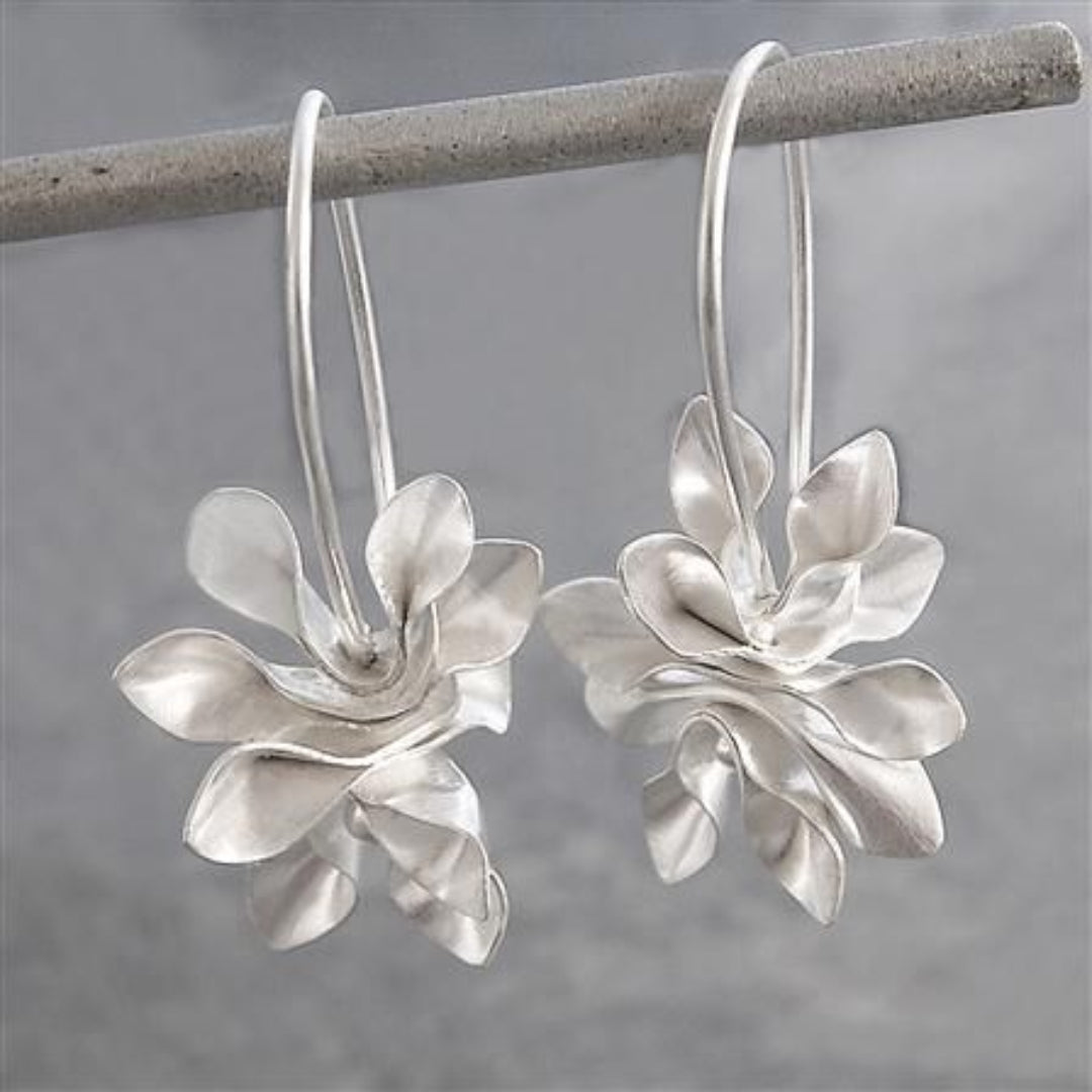 Vintageörhängen i silver med asymmetriska blommor
