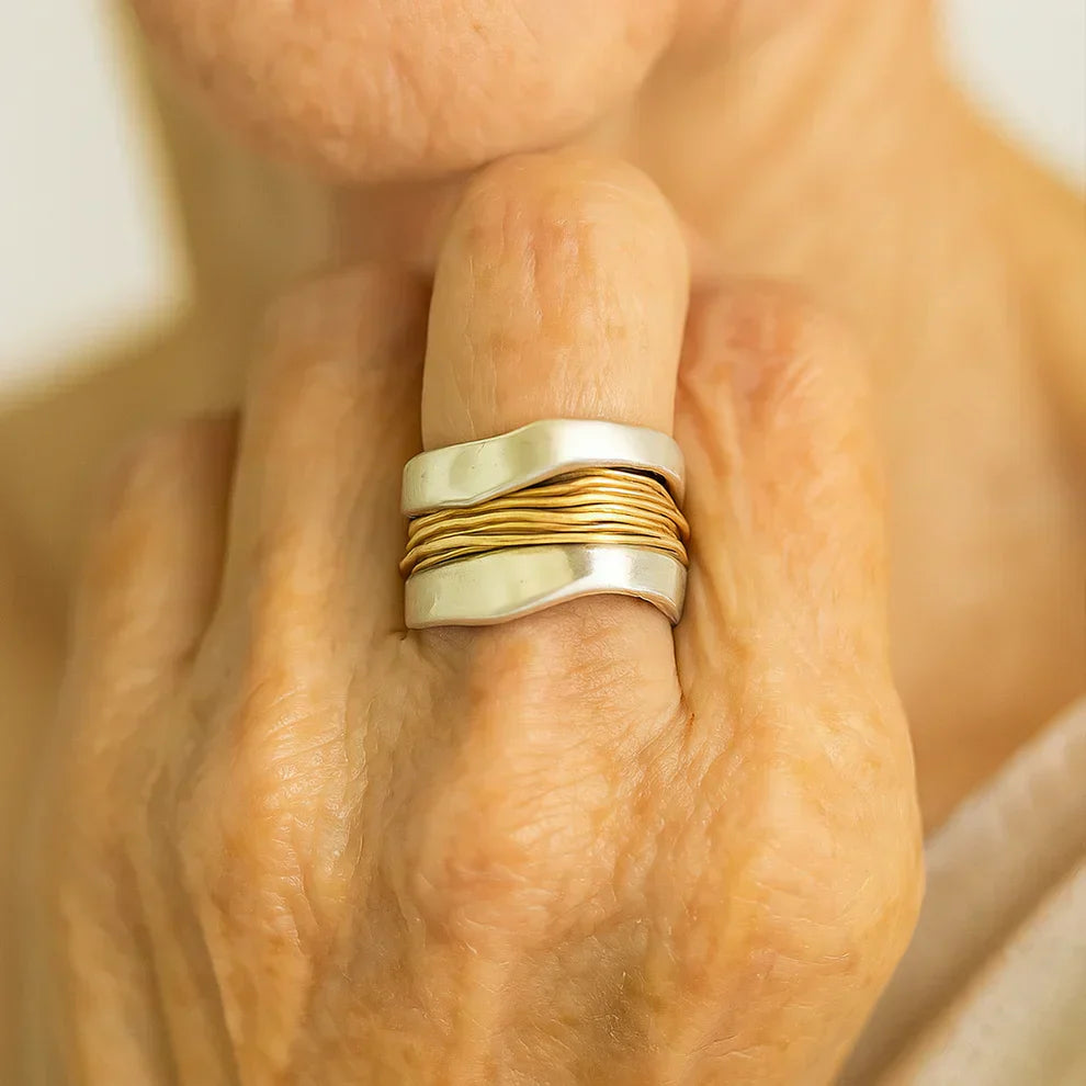 Silverring prydd med guldtrådar