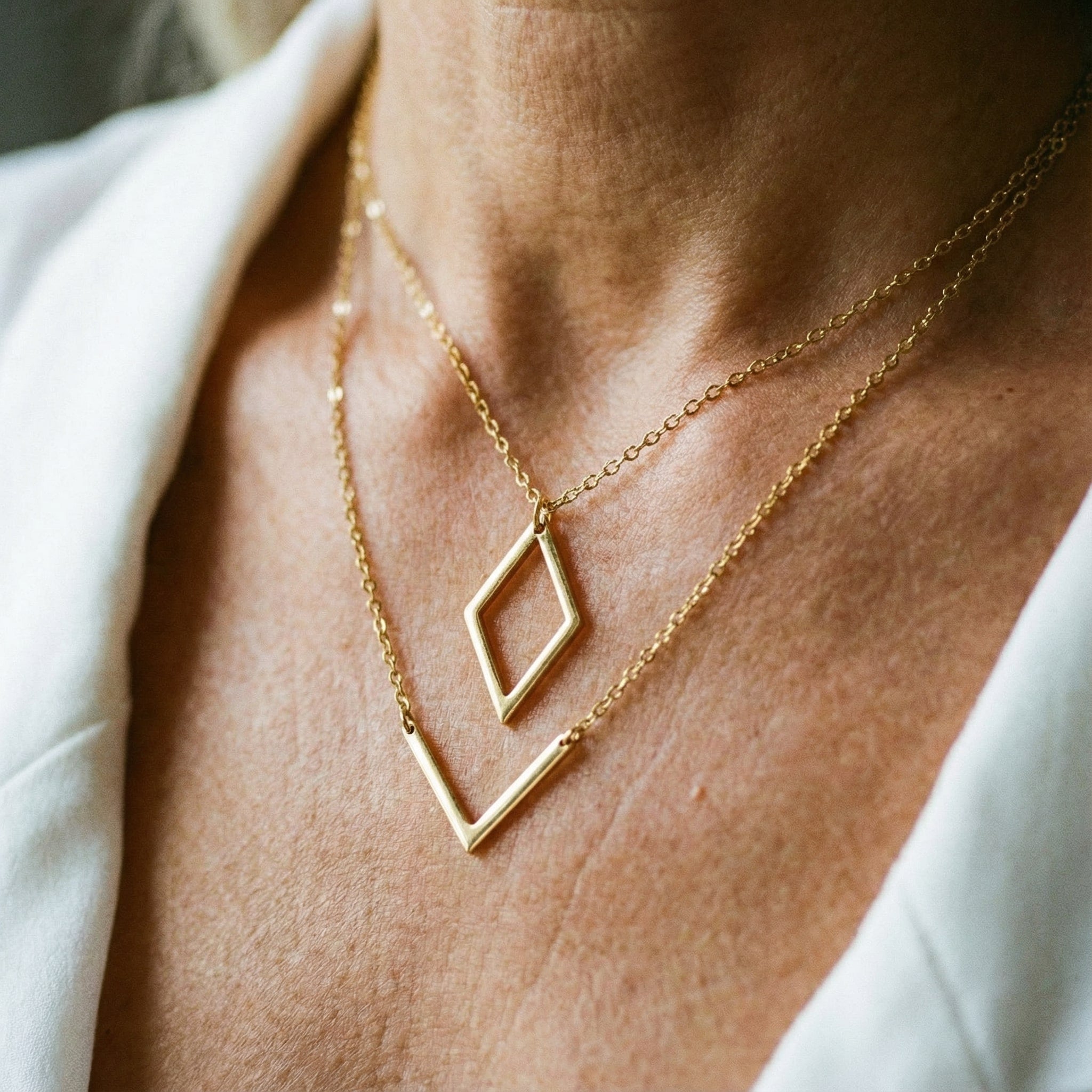 Elegant halsband med V-hänge