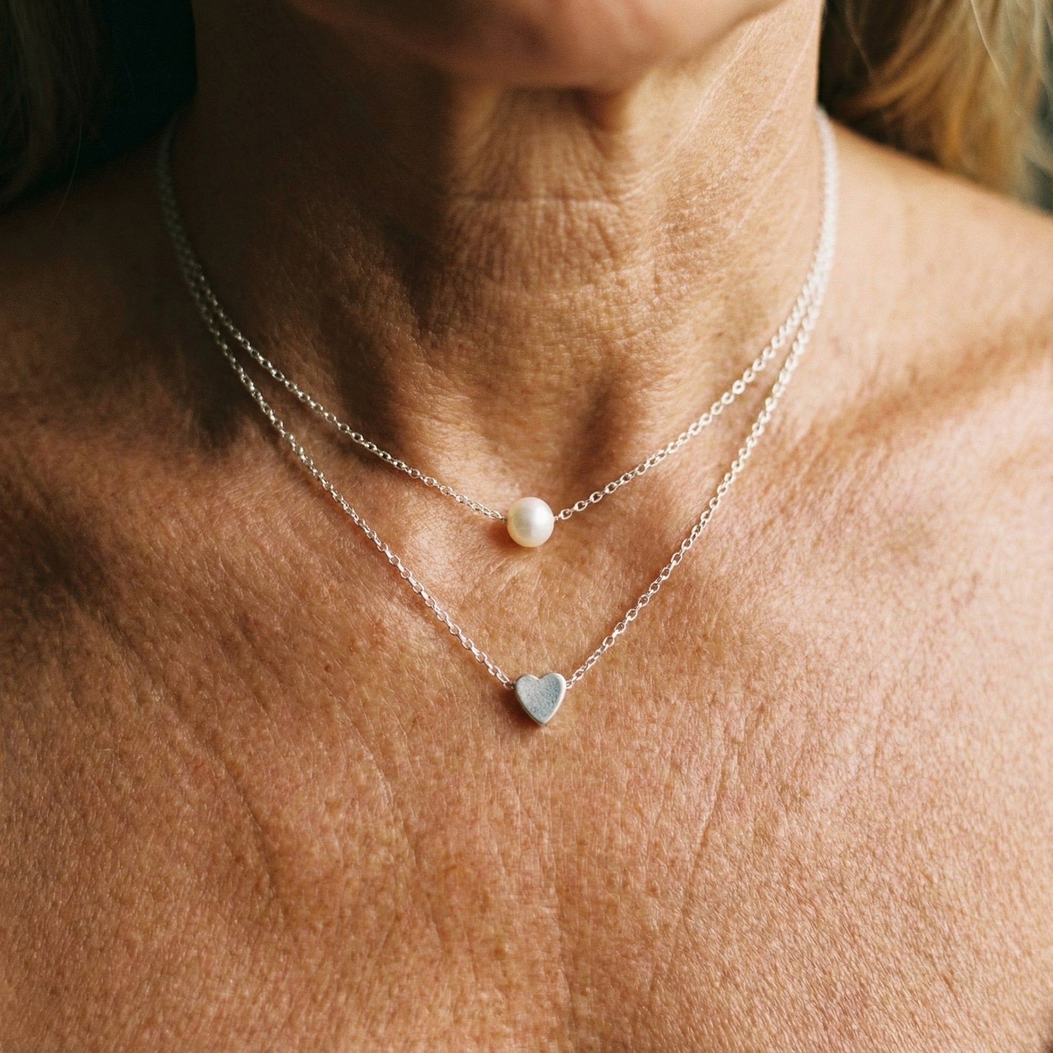 Silverhalsband med hjärthänge och pärlor