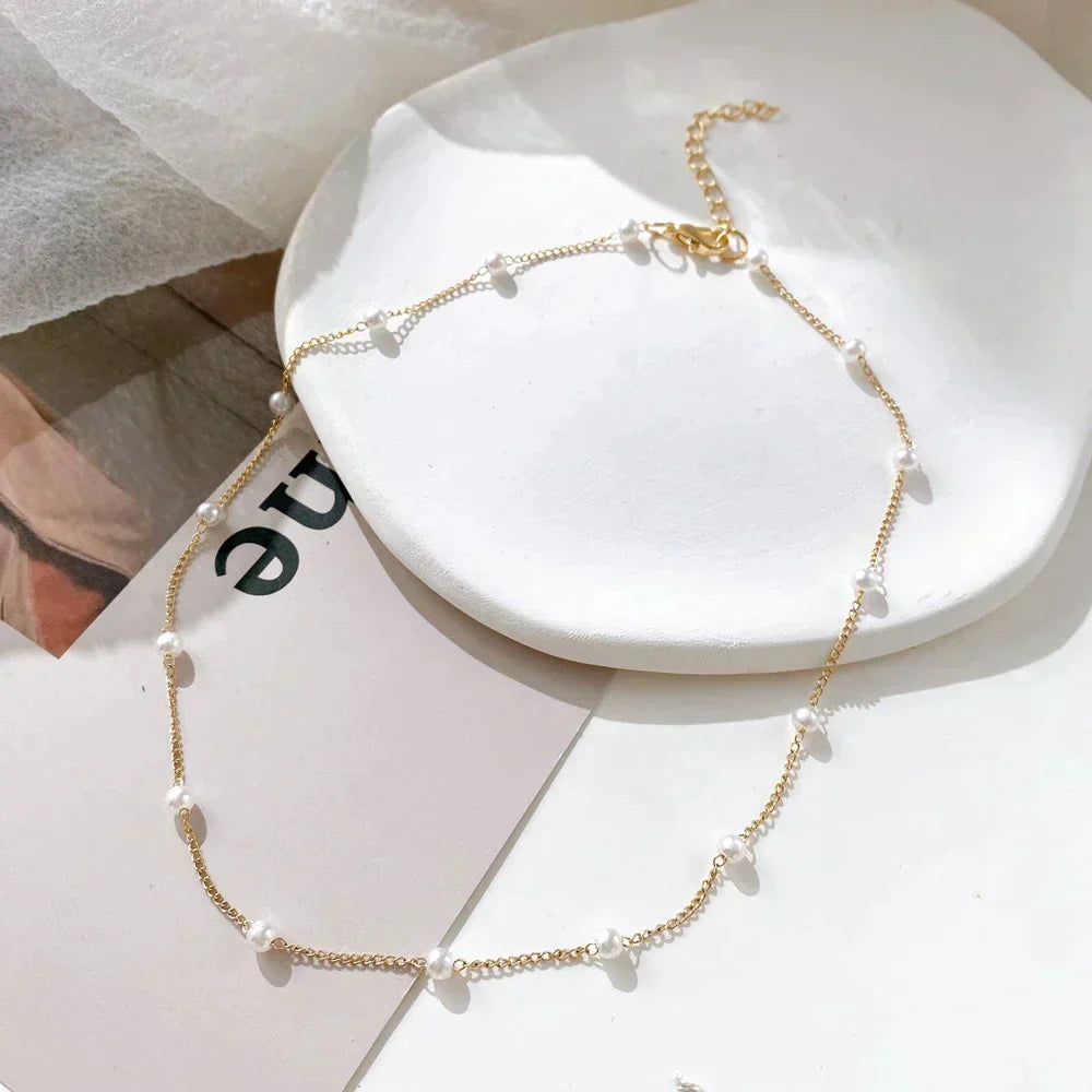 Halsband med små guldfärgade pärlor