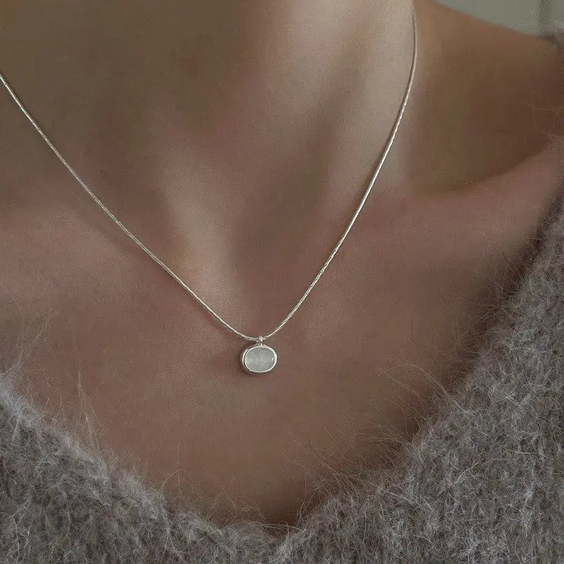 Elegant halsband med solitärhänge i silver