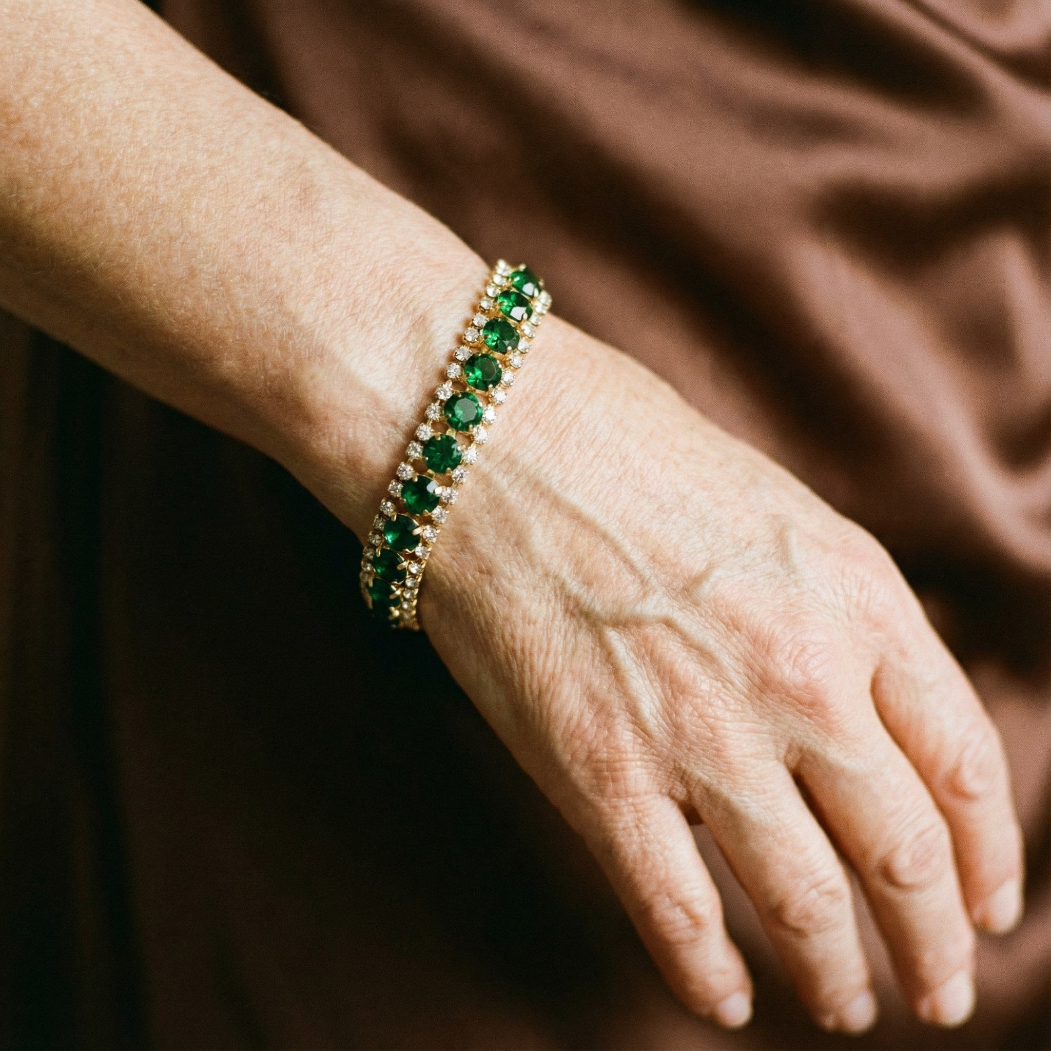 Armband i guld och grönt