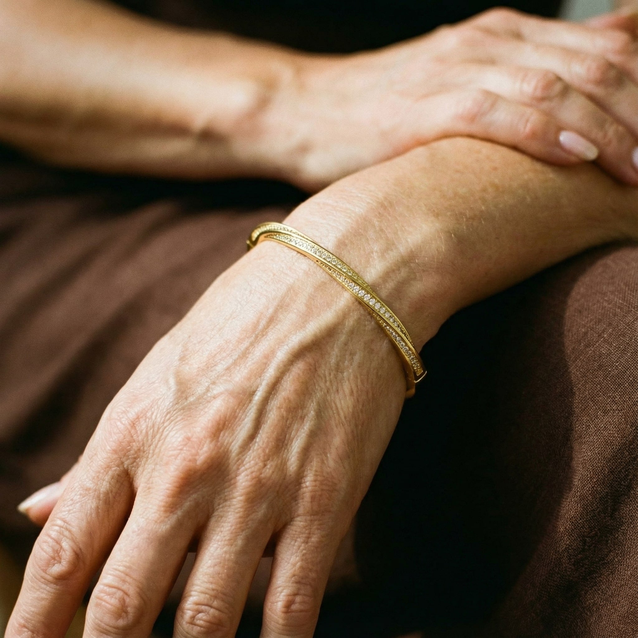 Ett elegant kristallarmband med dubbel rad av guldpläterade pärlor