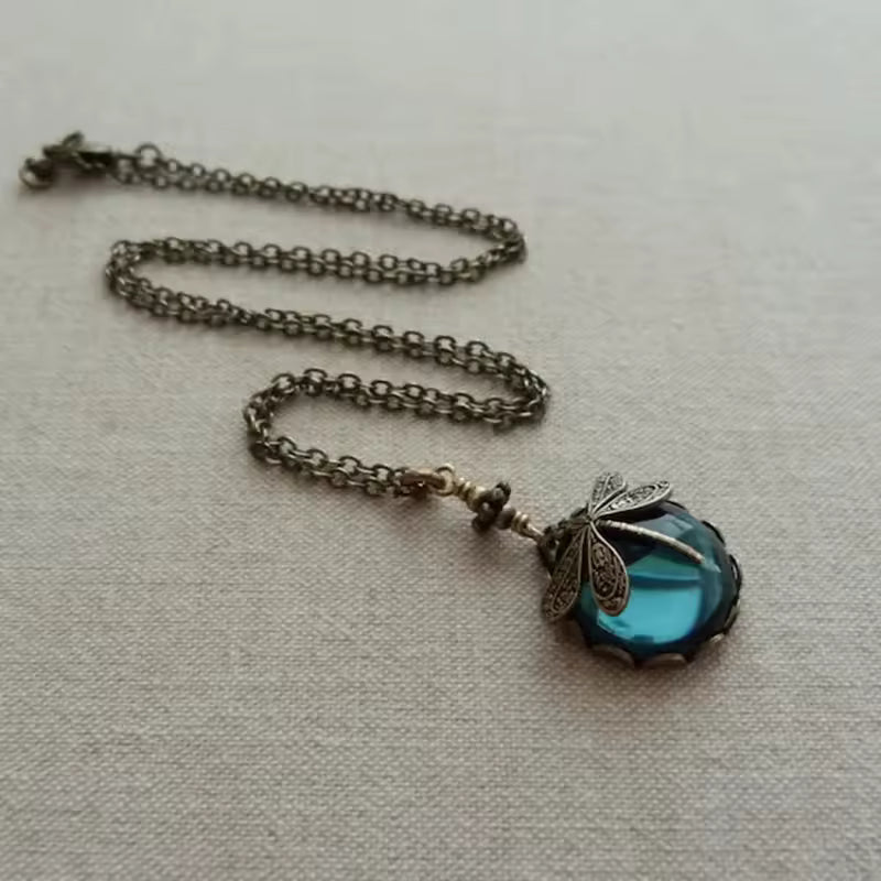Vintagehalsband med trollslända – Eterisk elegans