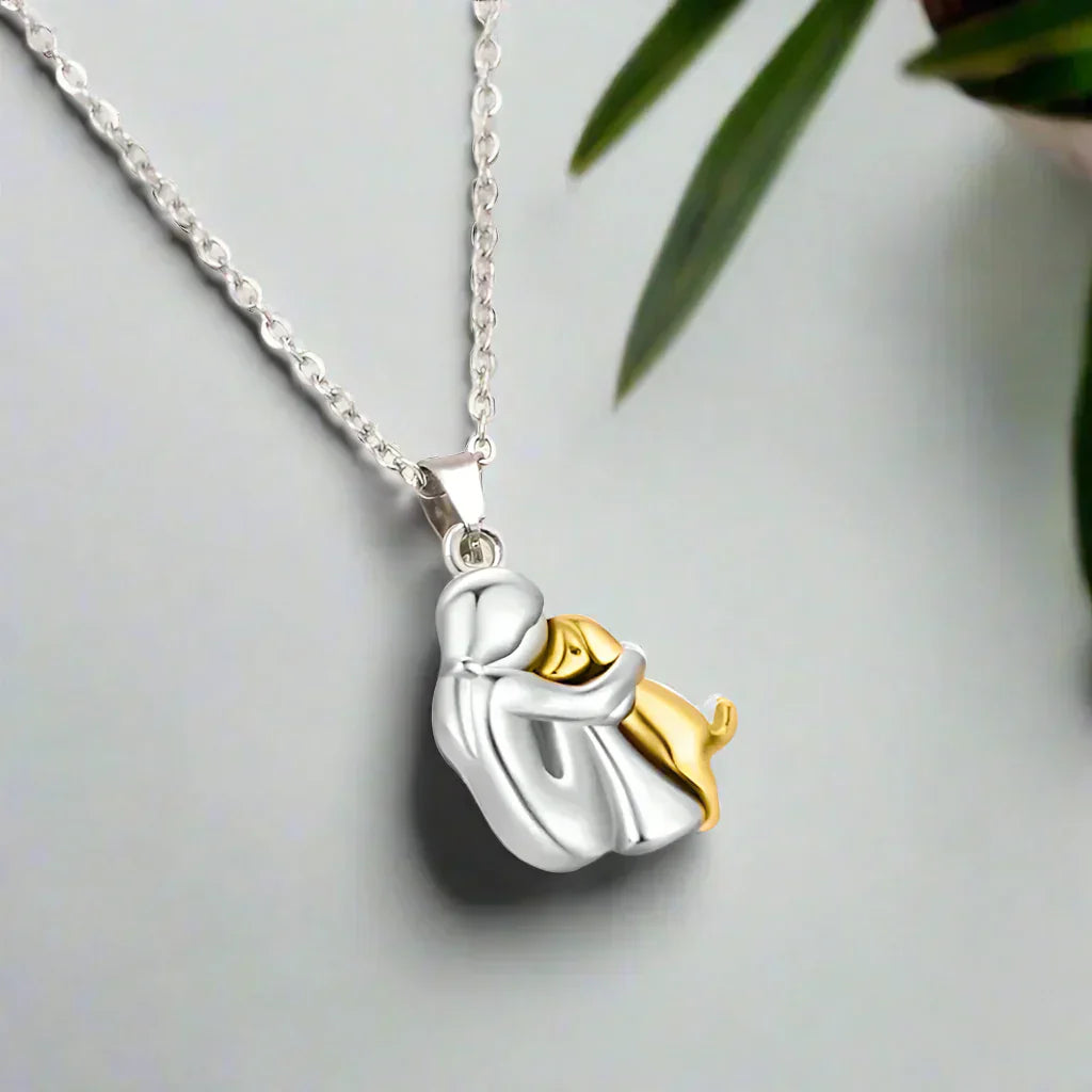 Halsband “Omfamning” med hänge
