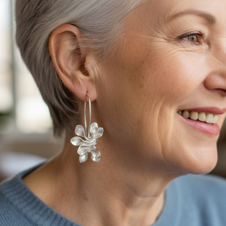 Vintageörhängen i silver med asymmetriska blommor