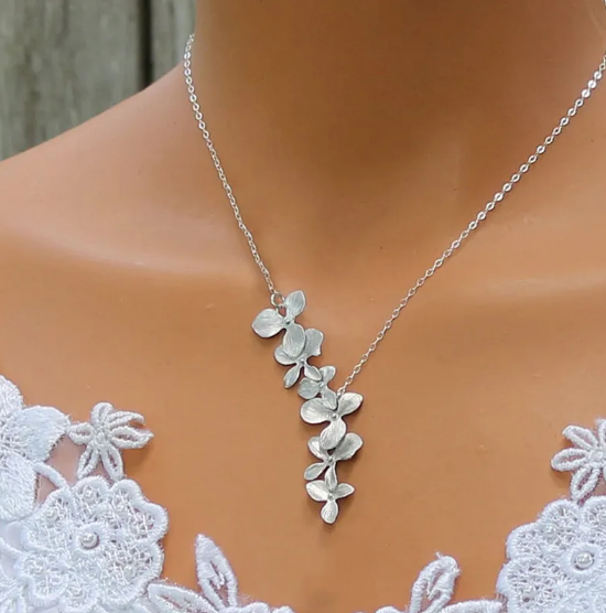 Set med halsband och örhängen i silver i kronbladsform
