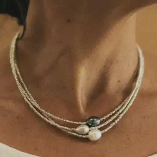 Halsband med naturpärlor