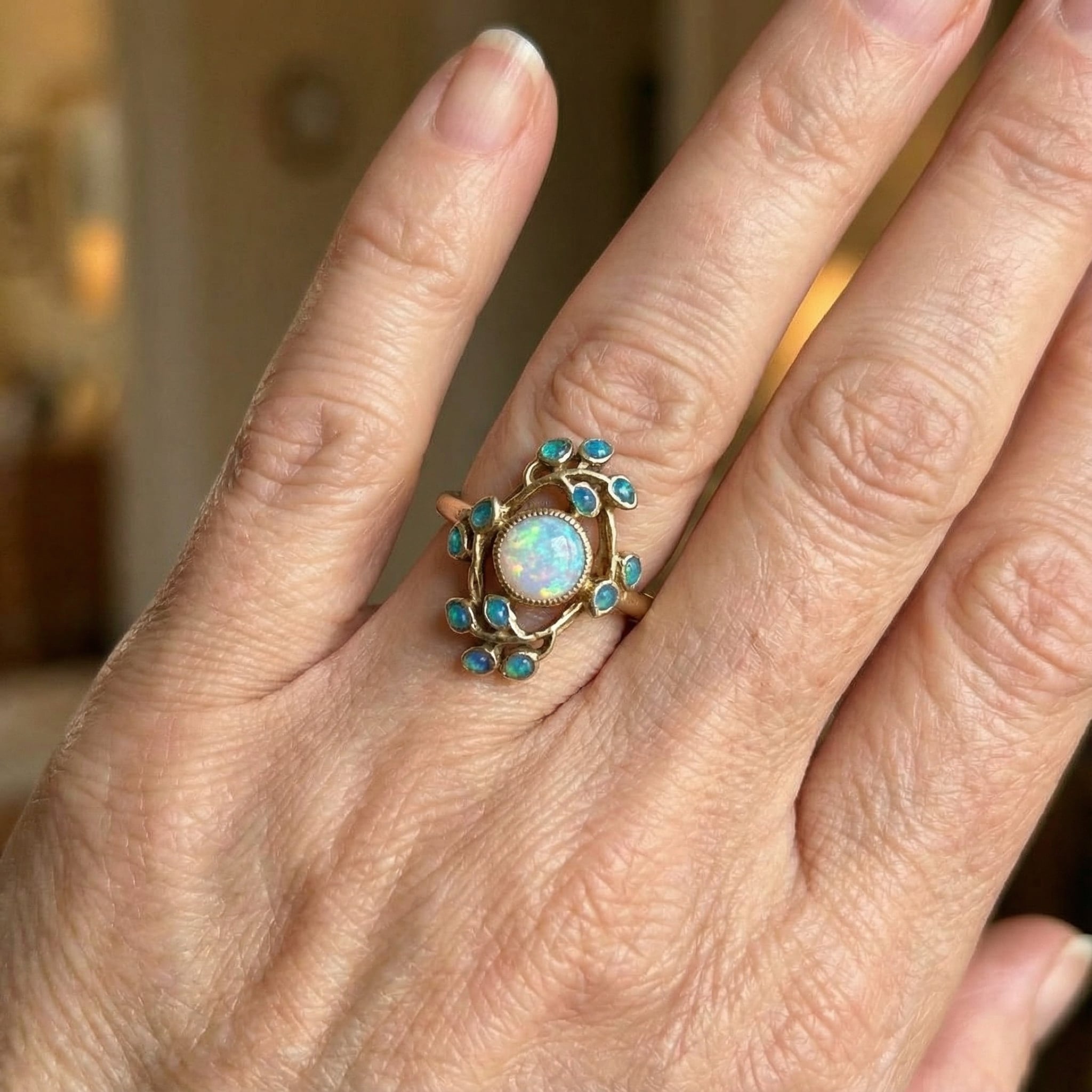 Blå vintagering med kristaller och opal