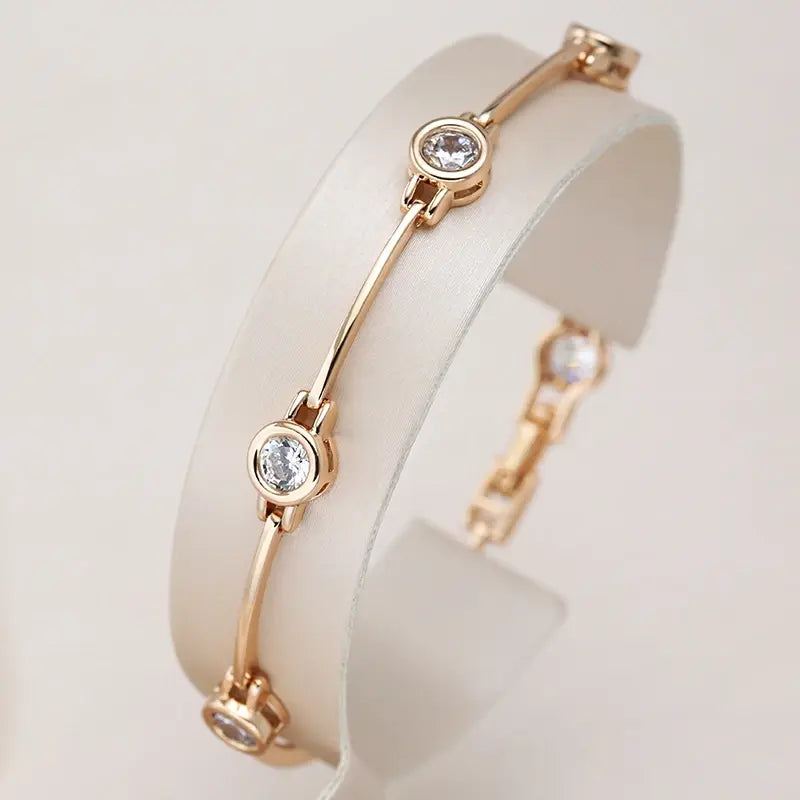 Elegant guldarmband med zirkoniastenar