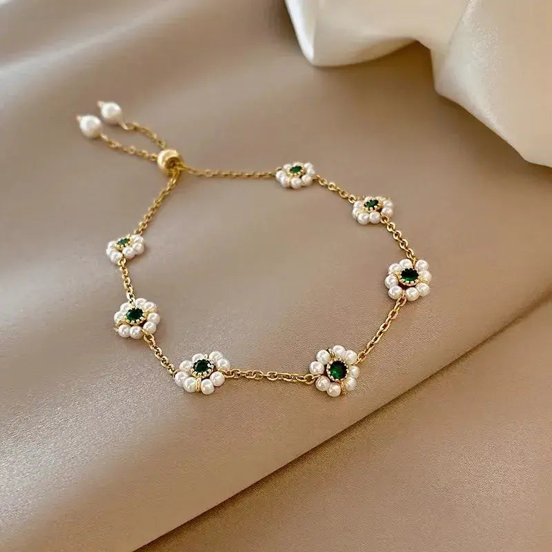 Elegant armband prytt med gröna kristaller