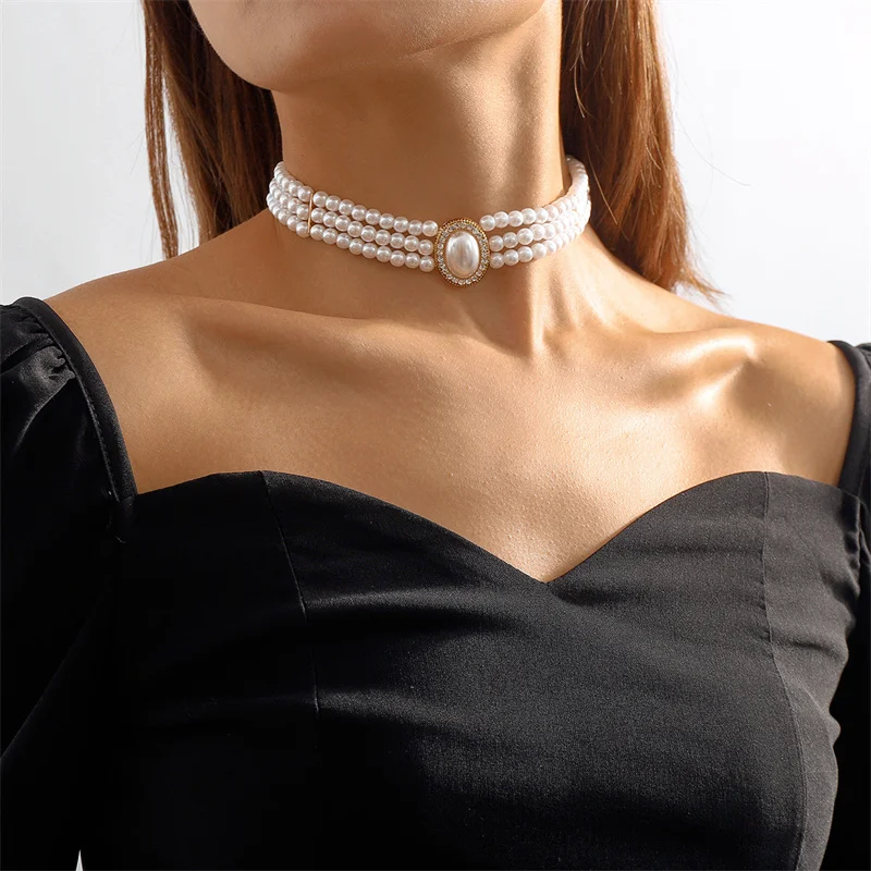 Elegant halsband med tre pärlor