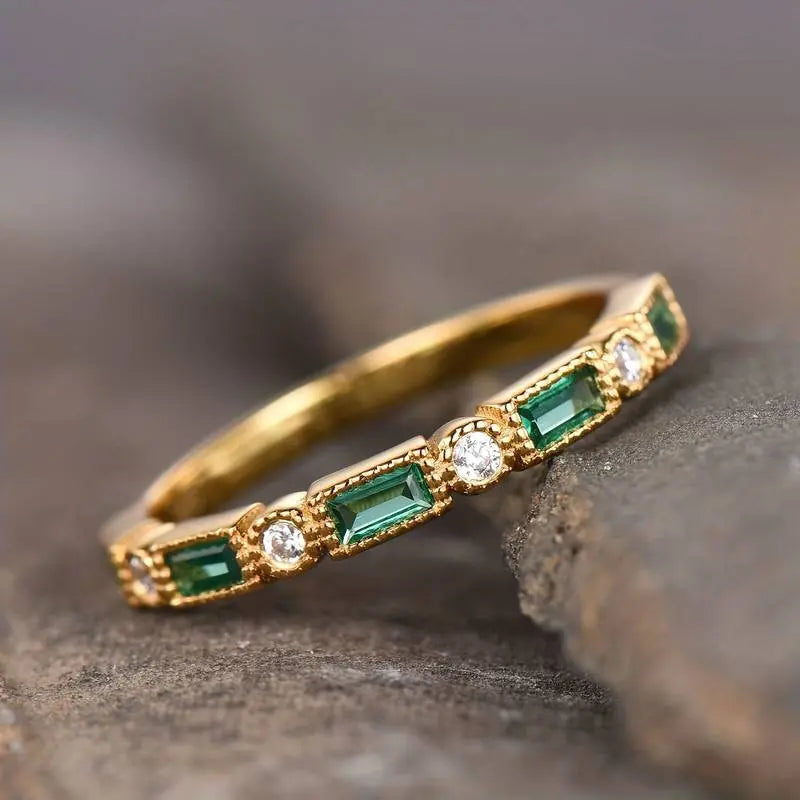 Vintagering i guld med grön zirkon