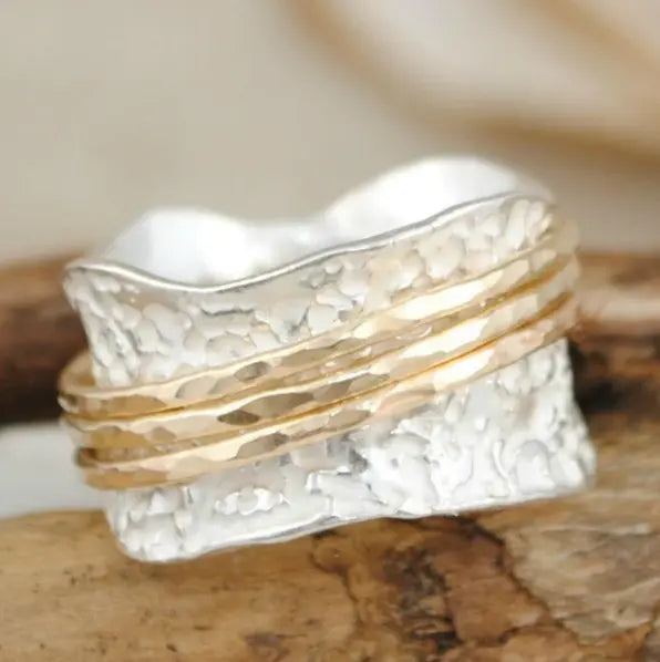 Elegant roterande vintagering i guld och silver