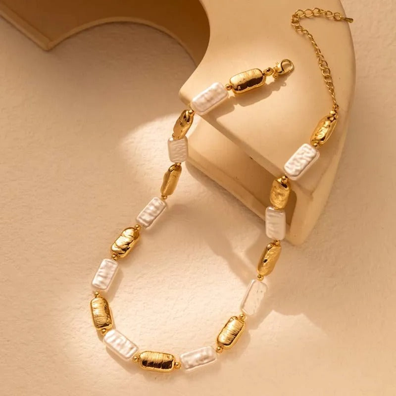 Vintagehalsband med rektangulära pärlor i guld och vitt