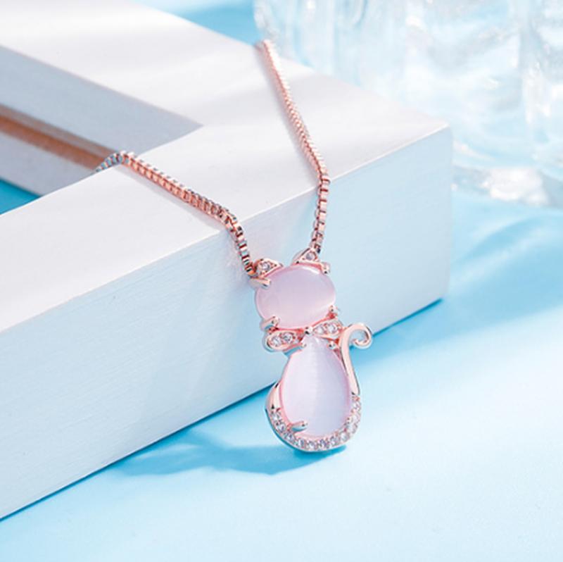 Förtjusande halsband med rosa sten i kattform prytt med zirkon