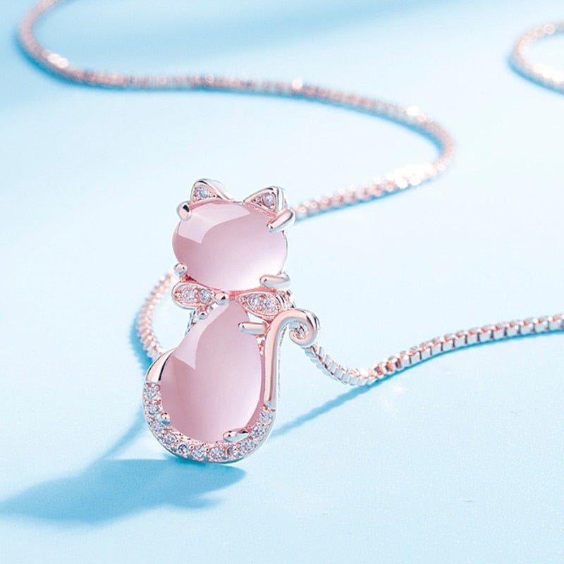 Förtjusande halsband med rosa sten i kattform prytt med zirkon