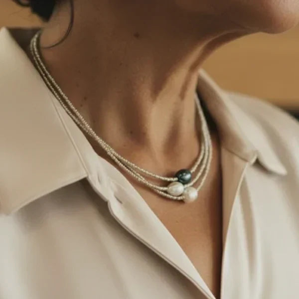Halsband med naturpärlor