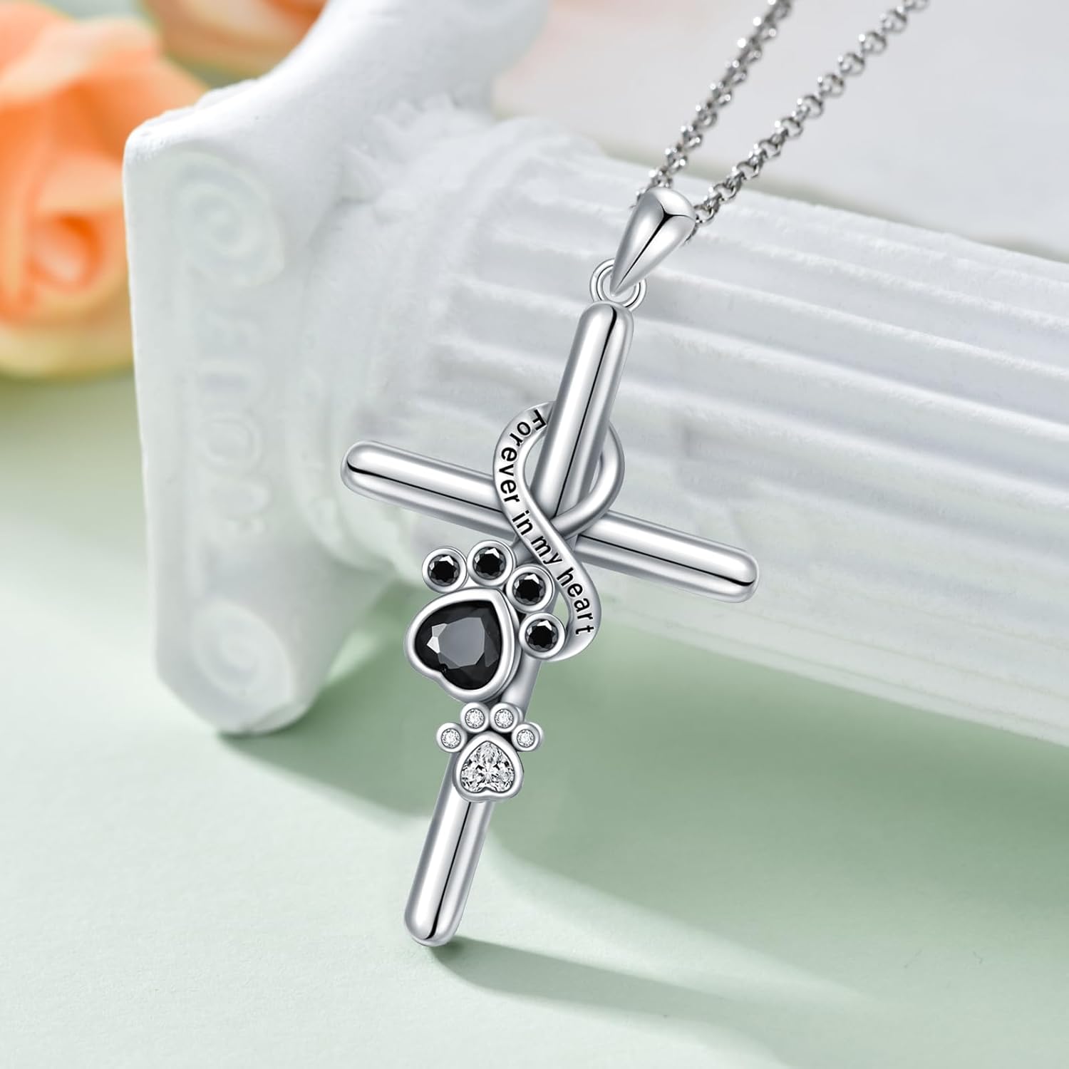 Halsband i 925 sterlingsilver med tass- och korshänge