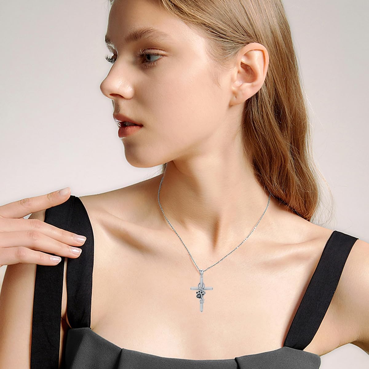 Halsband i 925 sterlingsilver med tass- och korshänge