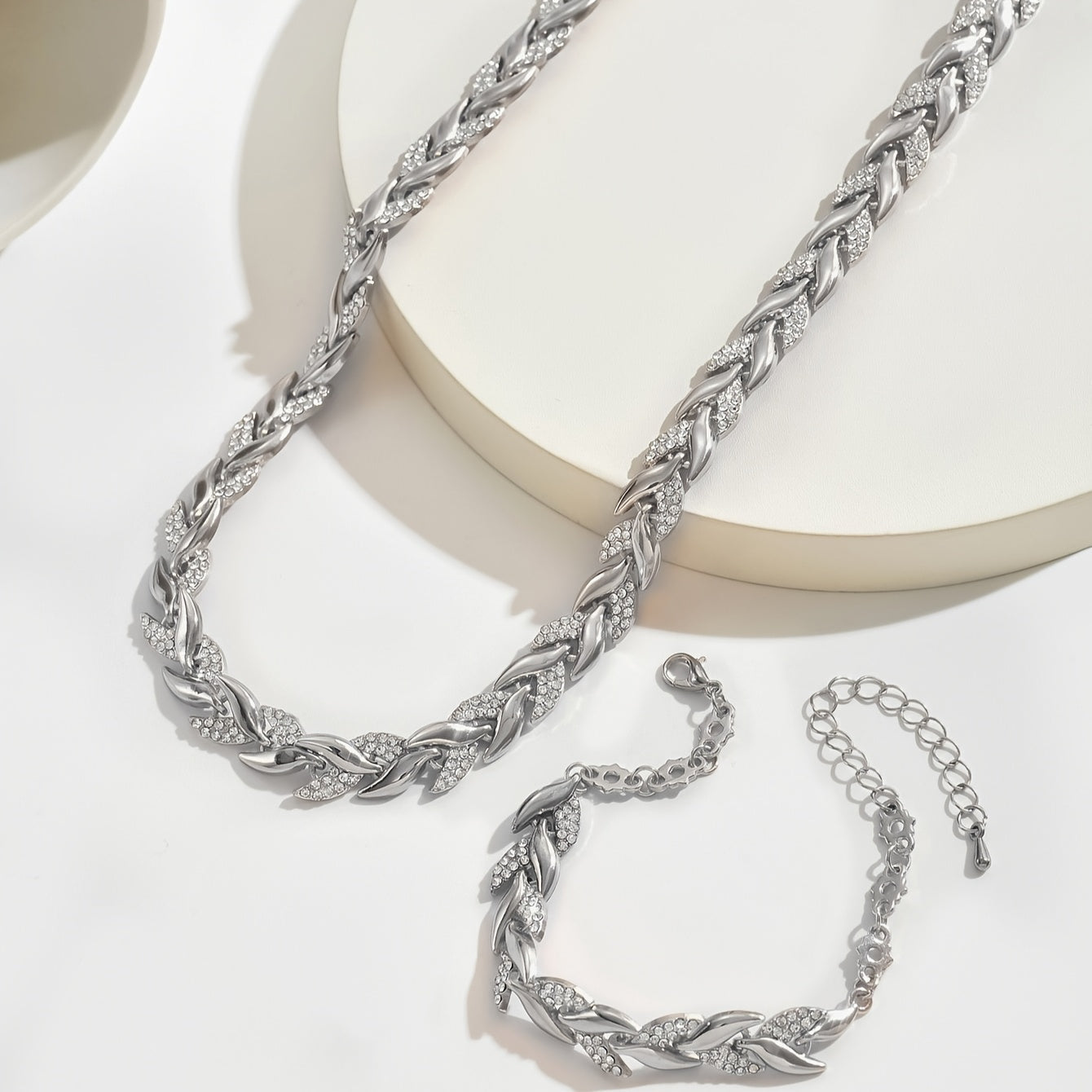 Elegant fiskbensset med glas och ädelstenar