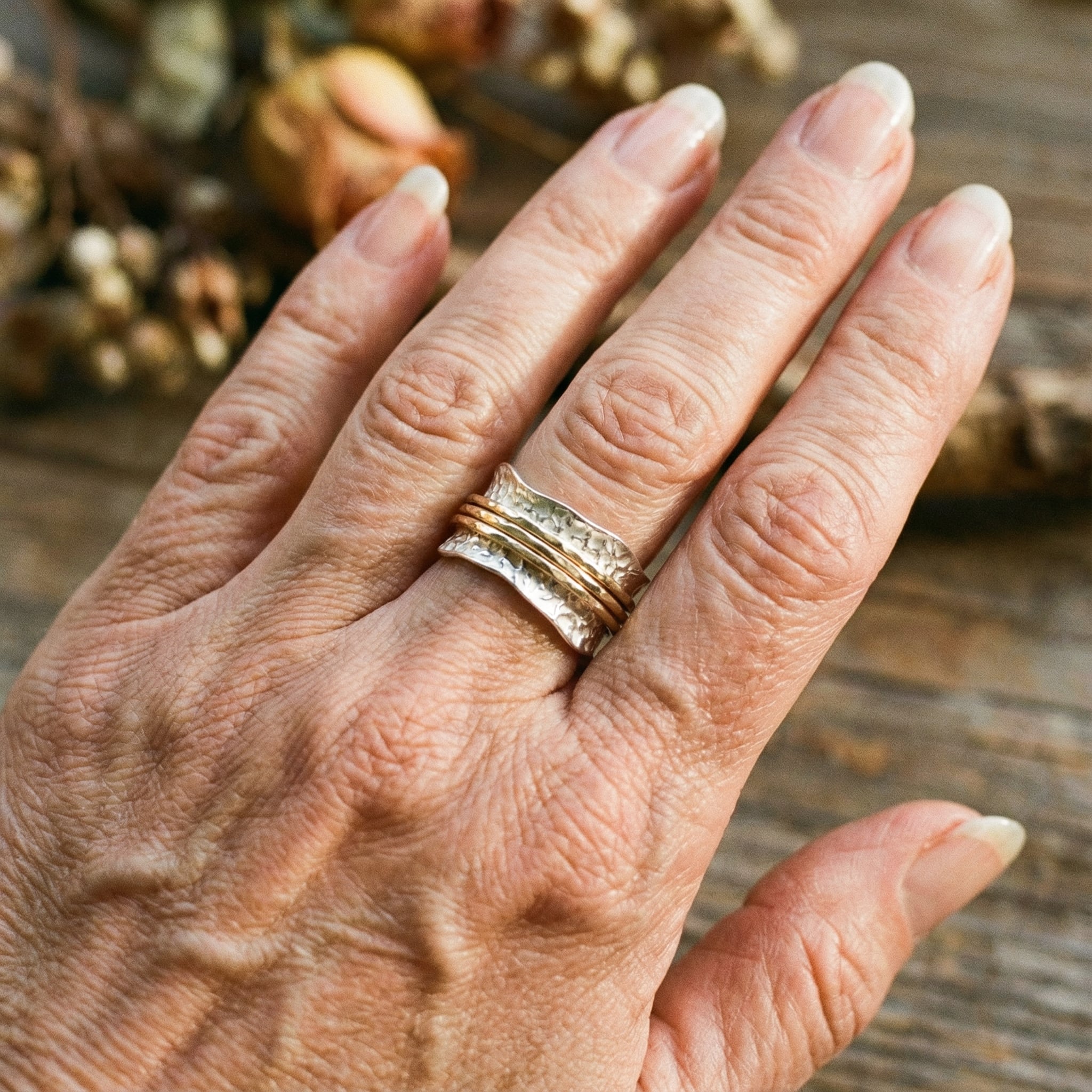 Elegant roterande vintagering i guld och silver