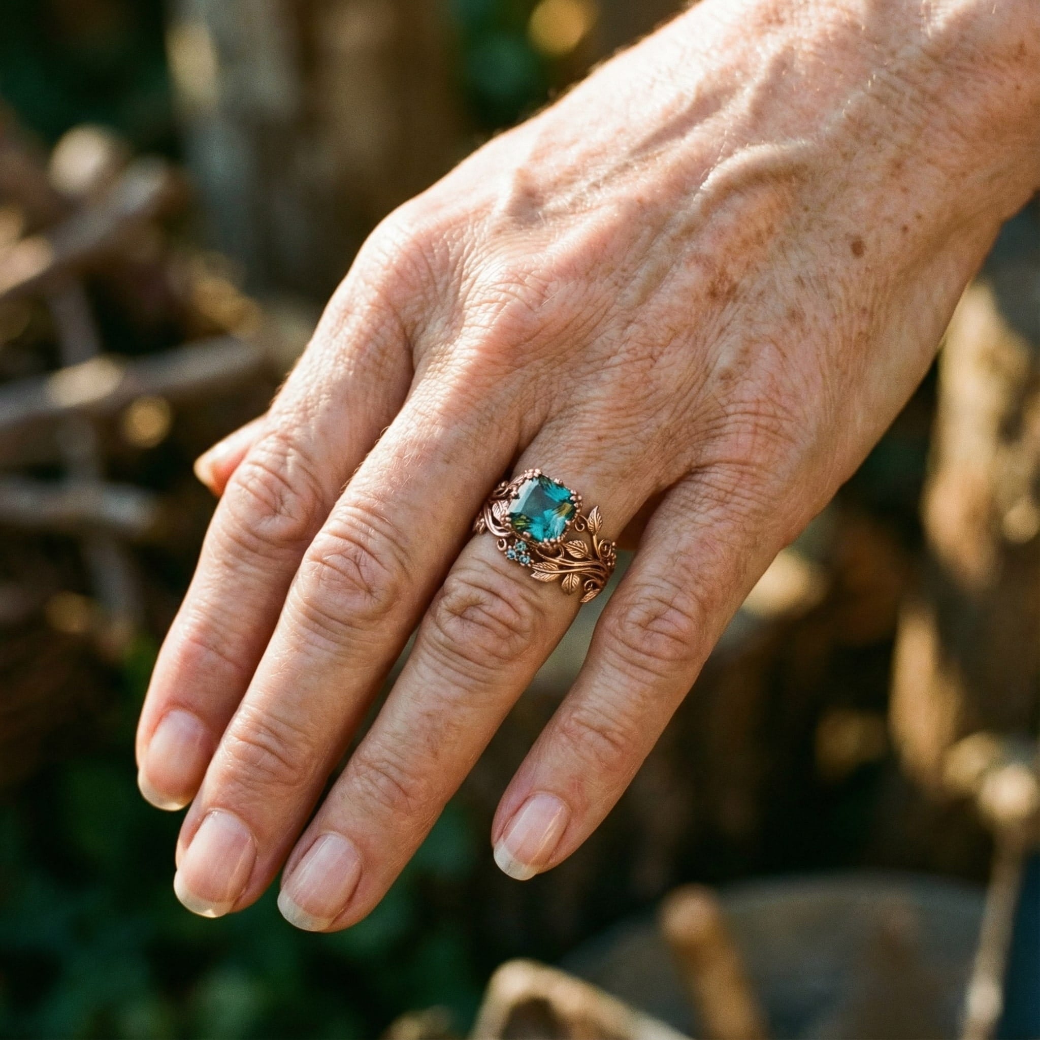 Naturlig ring med grön kristall