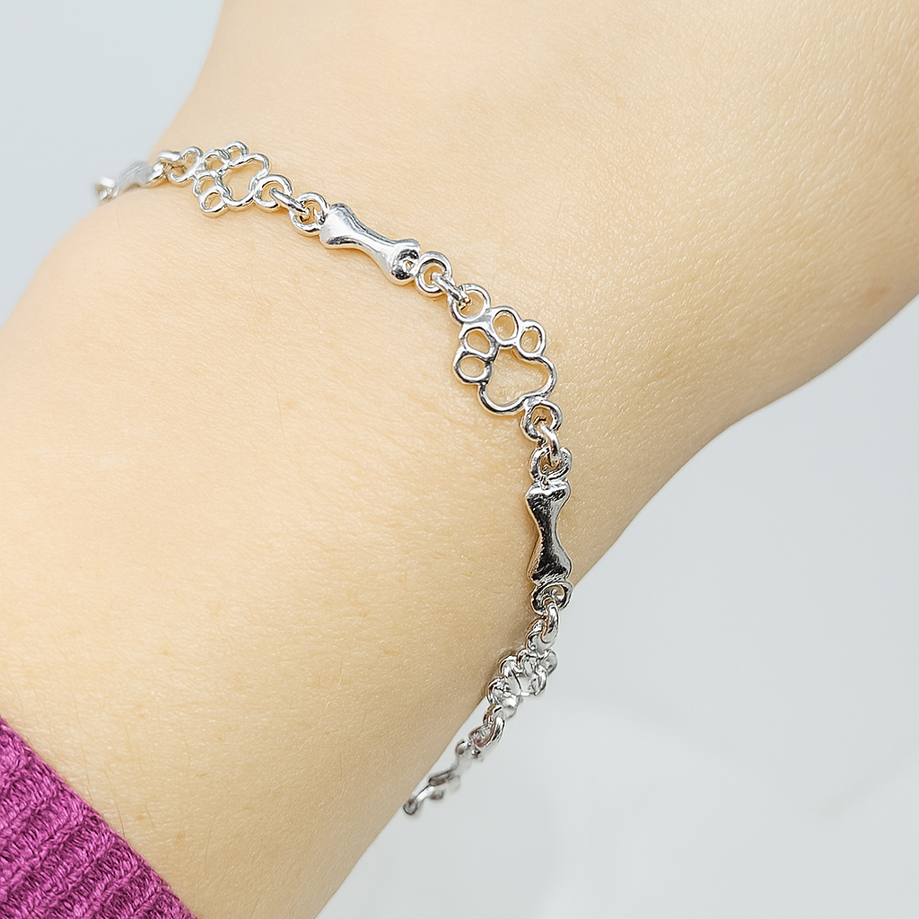 Armband i begränsad upplaga med berlocker i massivt silver formade som hundtass och ben