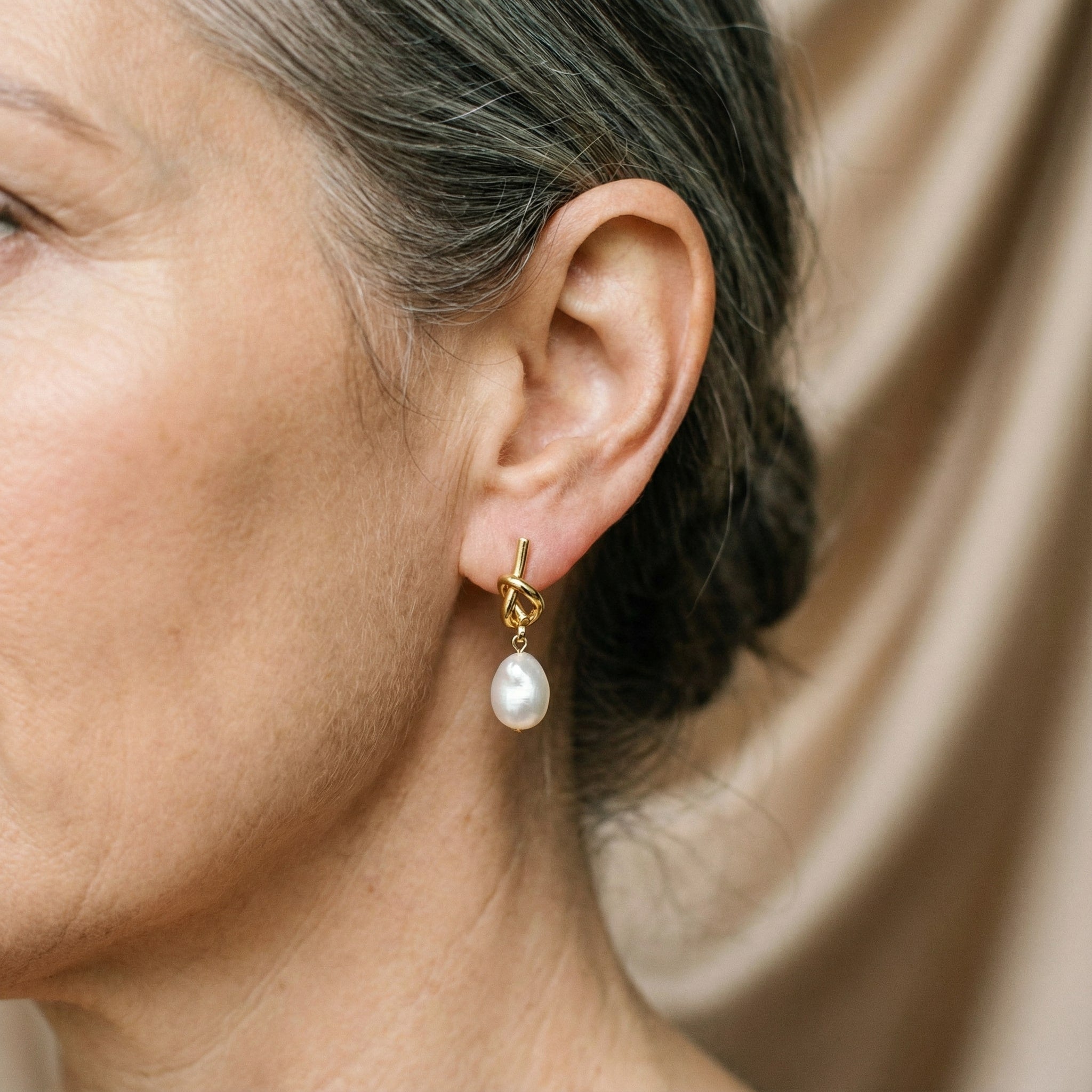 Eleganta örhängen i guld prydda med barockpärlor