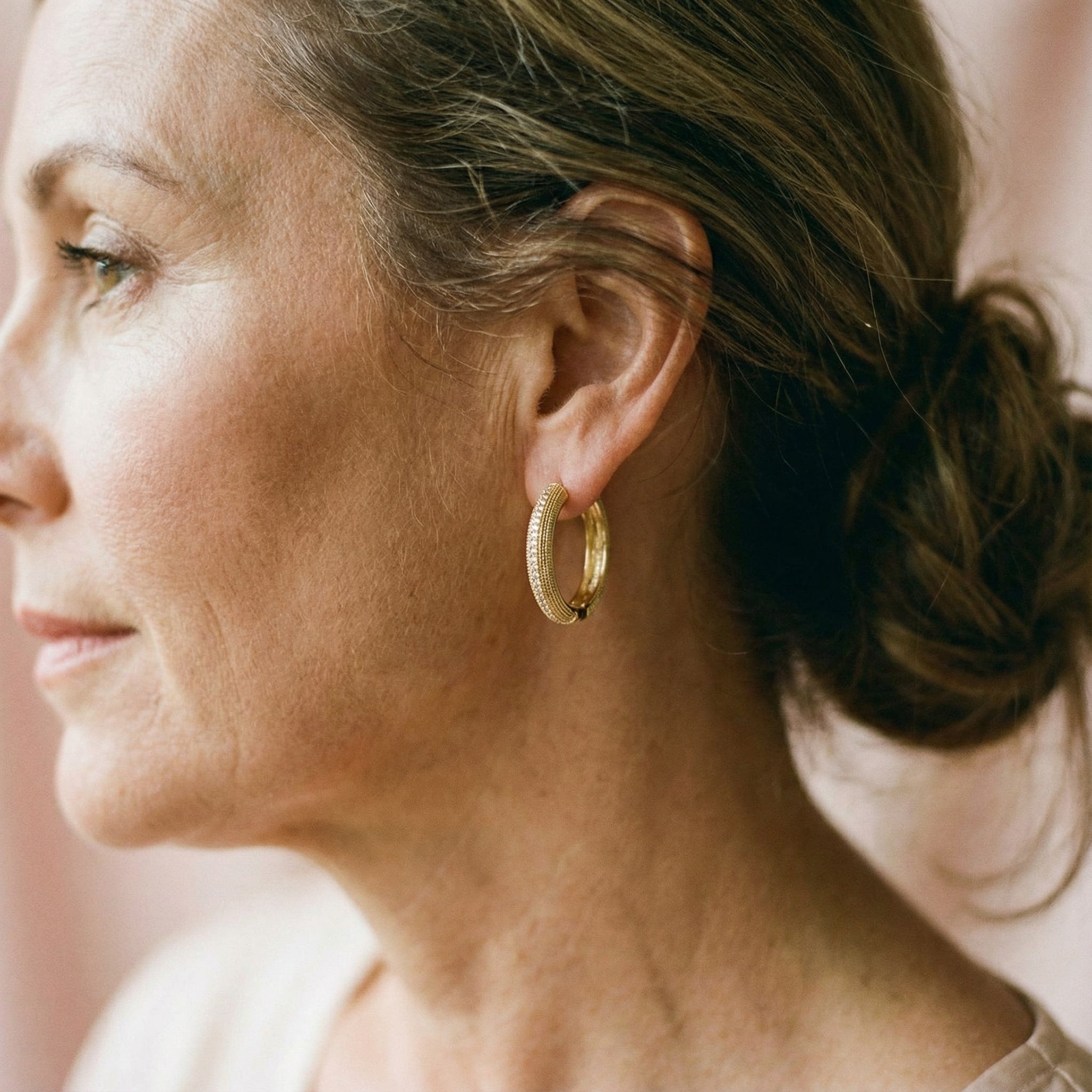 Vintageörhängen i guld med elegant design