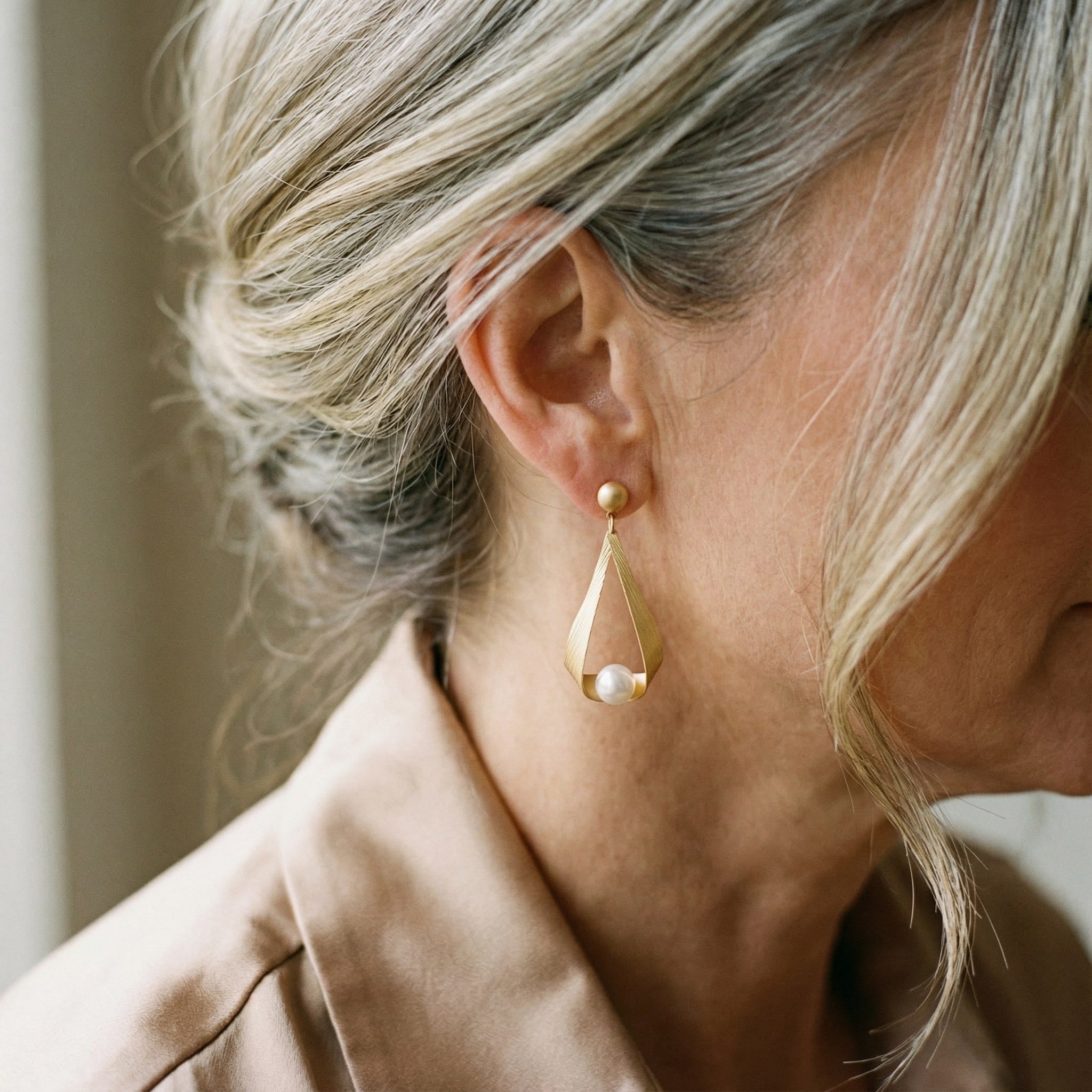 Eleganta ringörhängen med kristaller och runda pärlor
