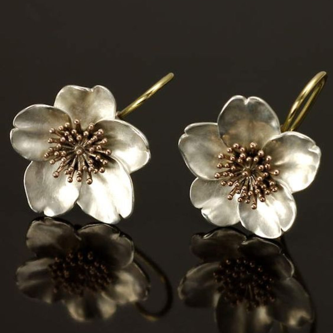 Vintageörhängen i silver och guld med blommönster