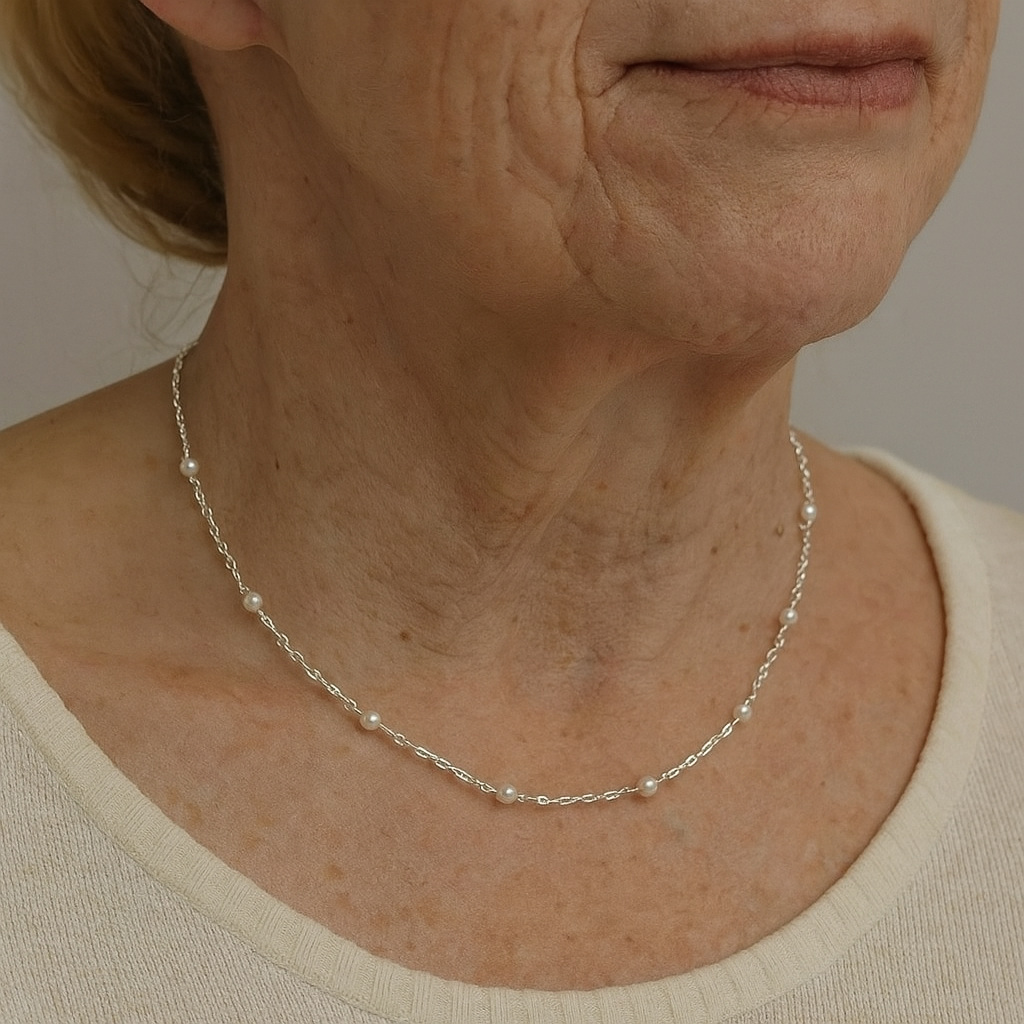 Elegant halsband med lysande pärlor