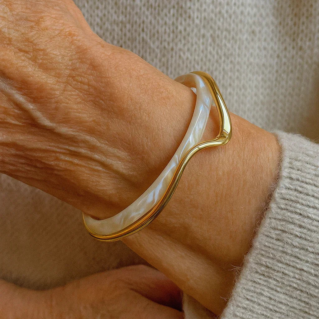 Chic öppet armband i vit emalj och guld