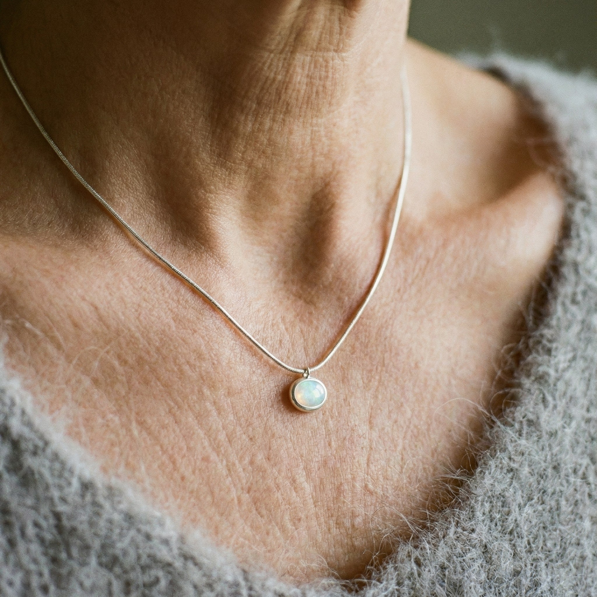 Elegant halsband med solitärhänge i silver