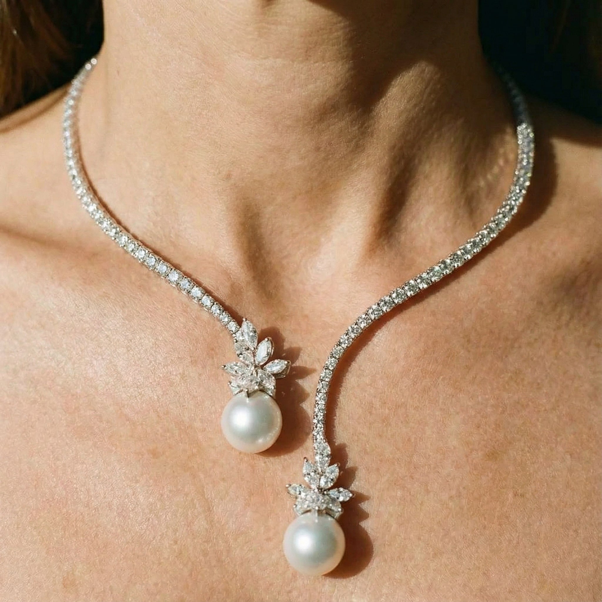 Halsband i sterlingsilver med eleganta, glittrande pärlor
