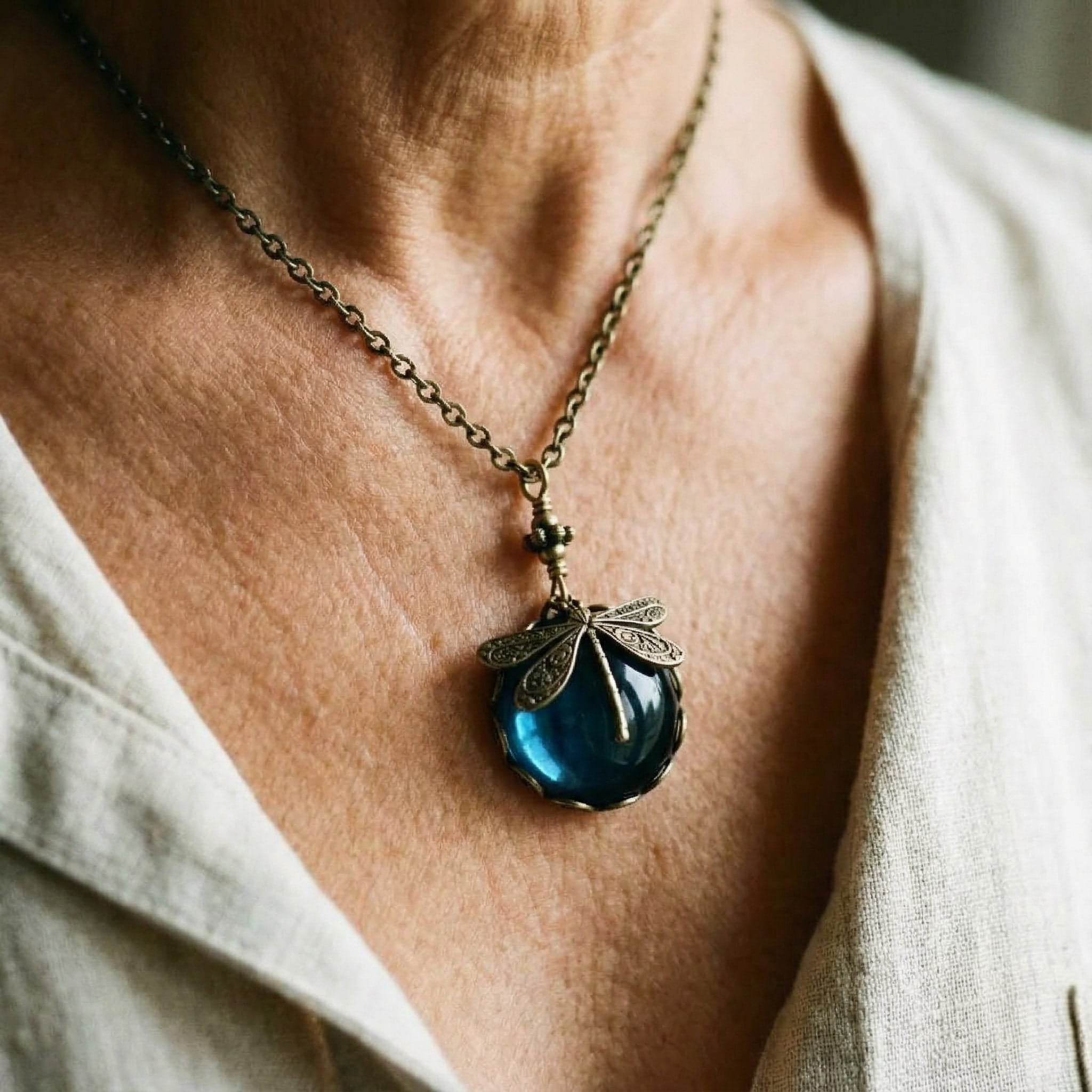 Vintagehalsband med trollslända – Eterisk elegans