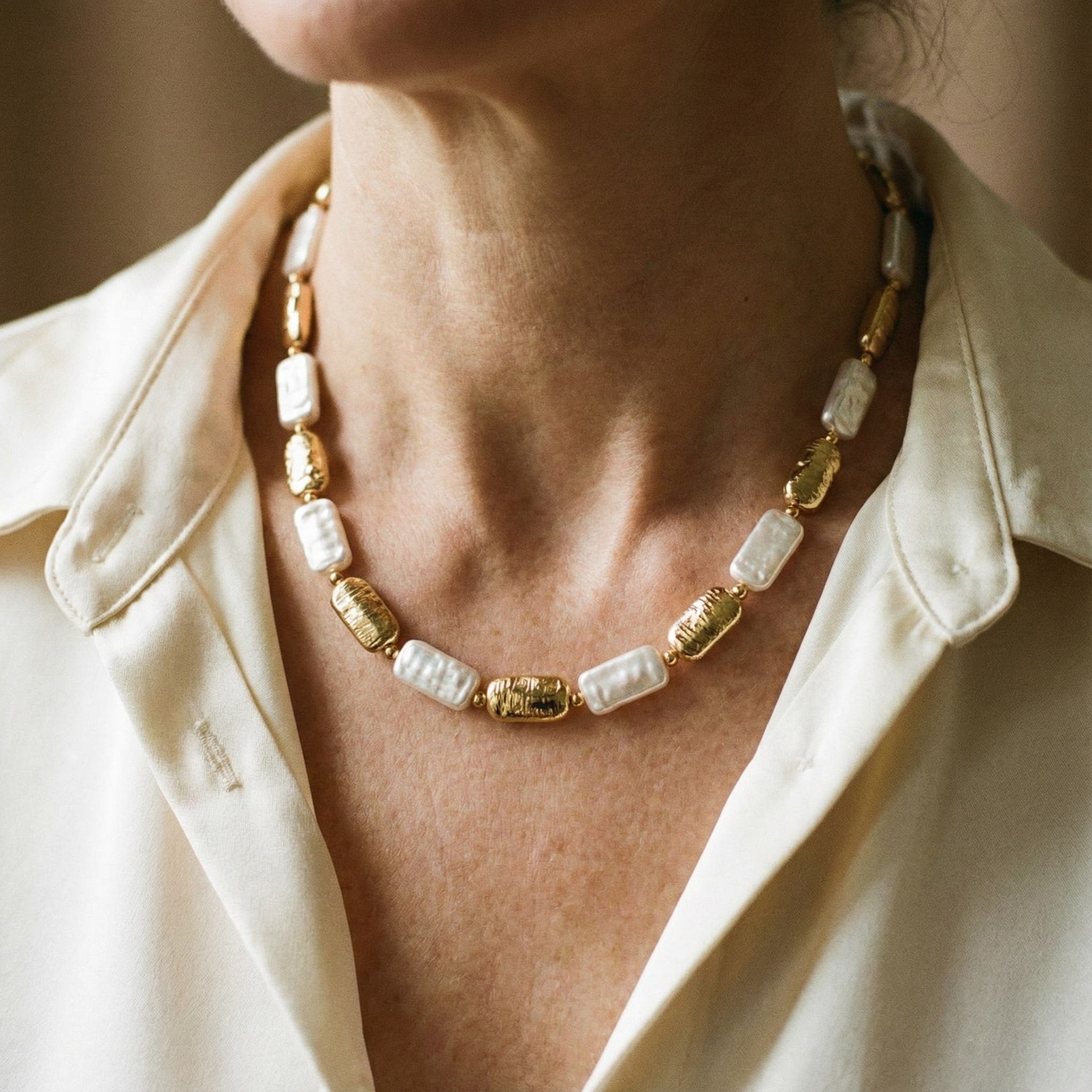 Vintagehalsband med rektangulära pärlor i guld och vitt