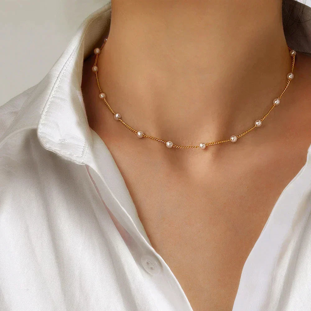 Halsband med små guldfärgade pärlor