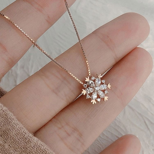 Kristallhalsband med glittrande snöflinga i guld och silver