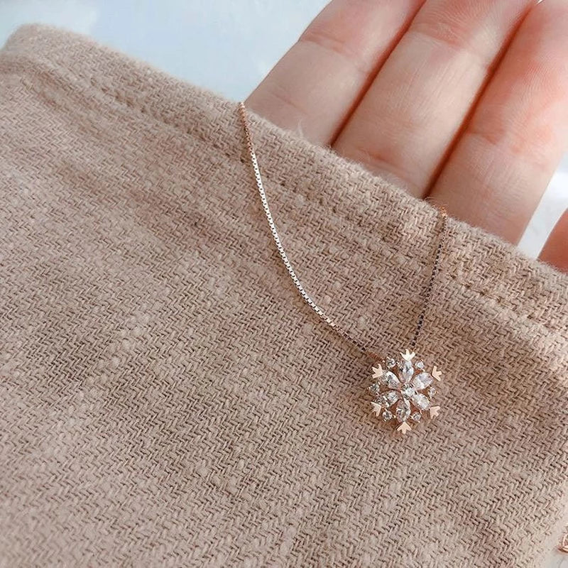 Kristallhalsband med glittrande snöflinga i guld och silver