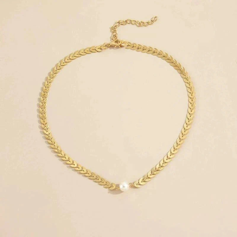 Halsband i grekisk stil med guldfärgad pärla