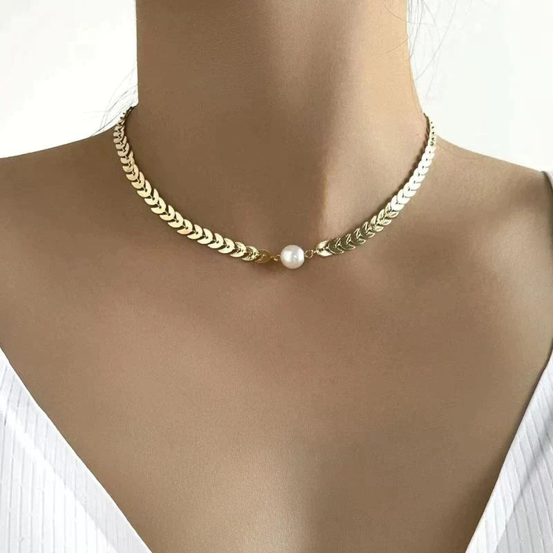 Halsband i grekisk stil med guldfärgad pärla