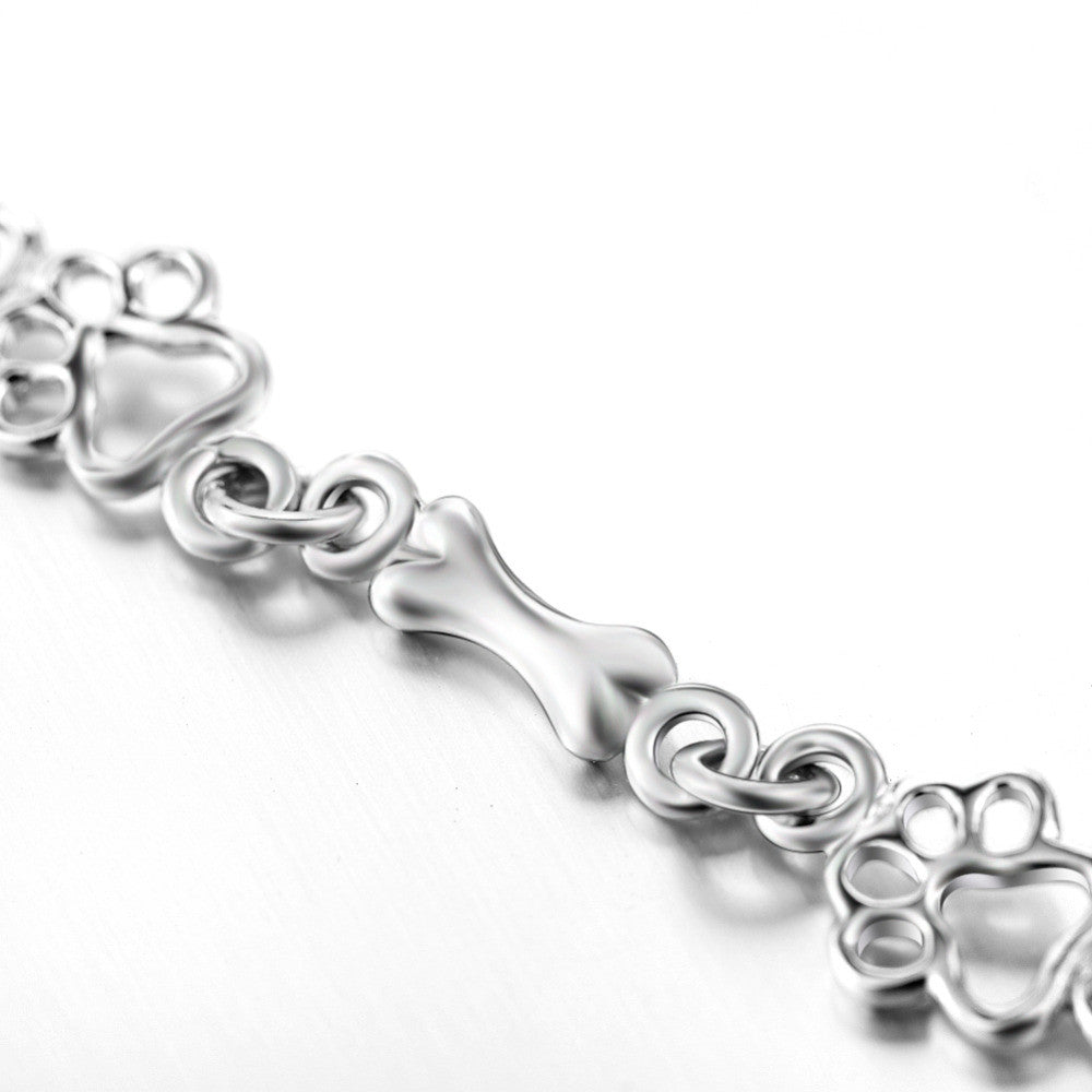 Armband i begränsad upplaga med berlocker i massivt silver formade som hundtass och ben