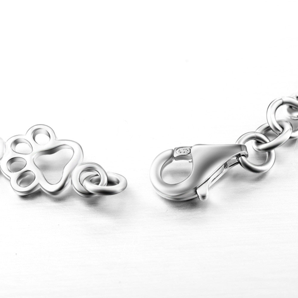 Armband i begränsad upplaga med berlocker i massivt silver formade som hundtass och ben