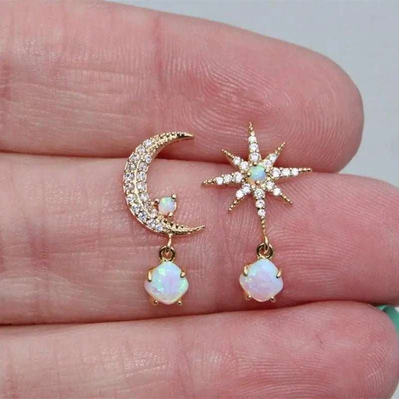 Ringörhängen i guld med måne och stjärna och opal