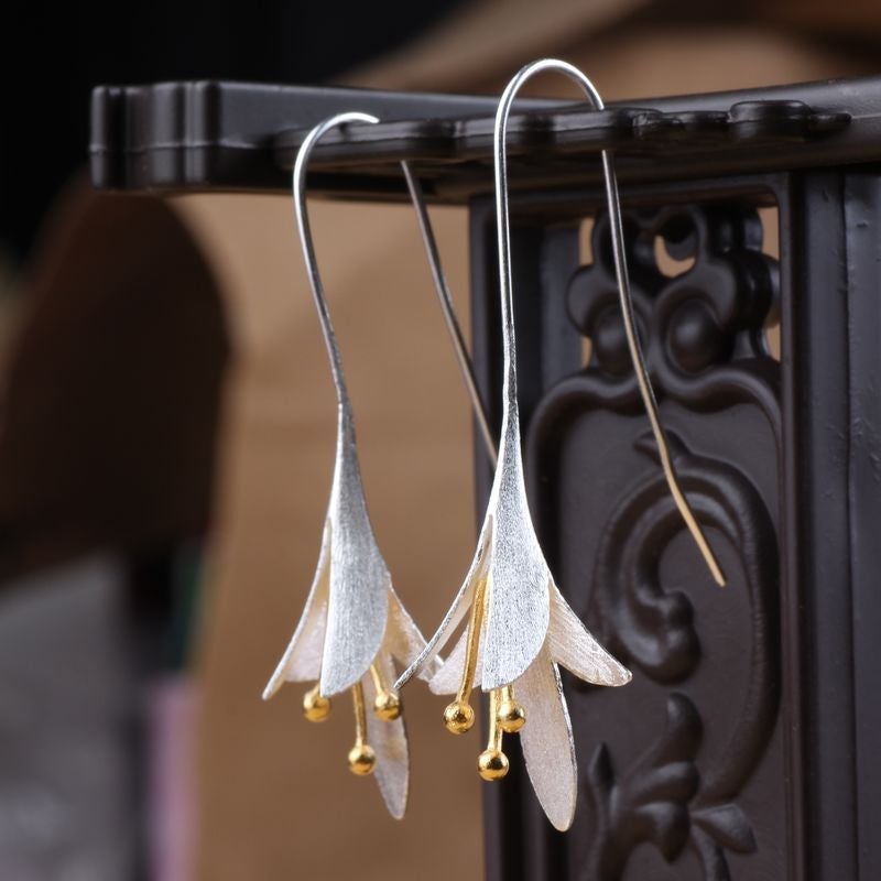 Blommiga silverörhängen